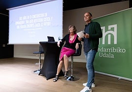 El alcalde Igor Enparan ha presentado la charla de Jenny Pearce