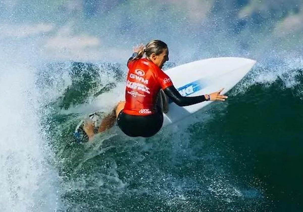 Nadia Erostarbe en una de las olas de las semifinales que terminó perdiendo con Erin Brooks.