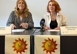 Nerea Errasti y Maialen Fidalgo en la presentación de las colonias, este año realizada en el Portalón de Urretxu.