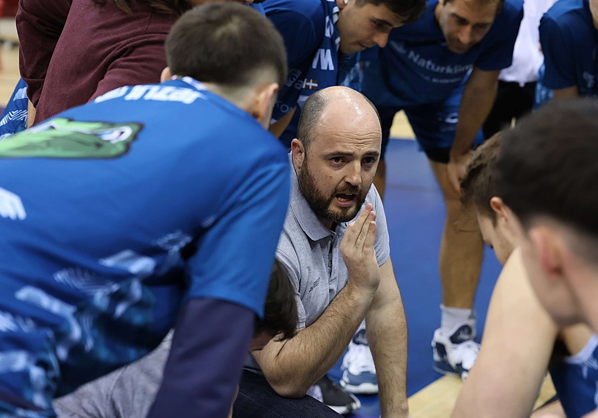 Odriozola da órdenes a sus jugadores en un tiempo muerto.