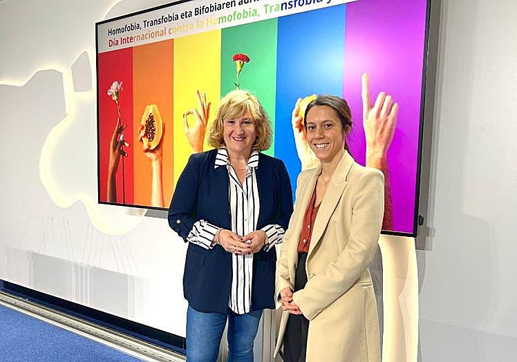 La concejala delegada de Diversidad, Inclusión e Igualdad, Cristina Lagé, y Zaira García Dafonte, en la presentación del informe.