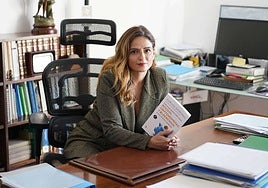 María Montero posa en su despacho.