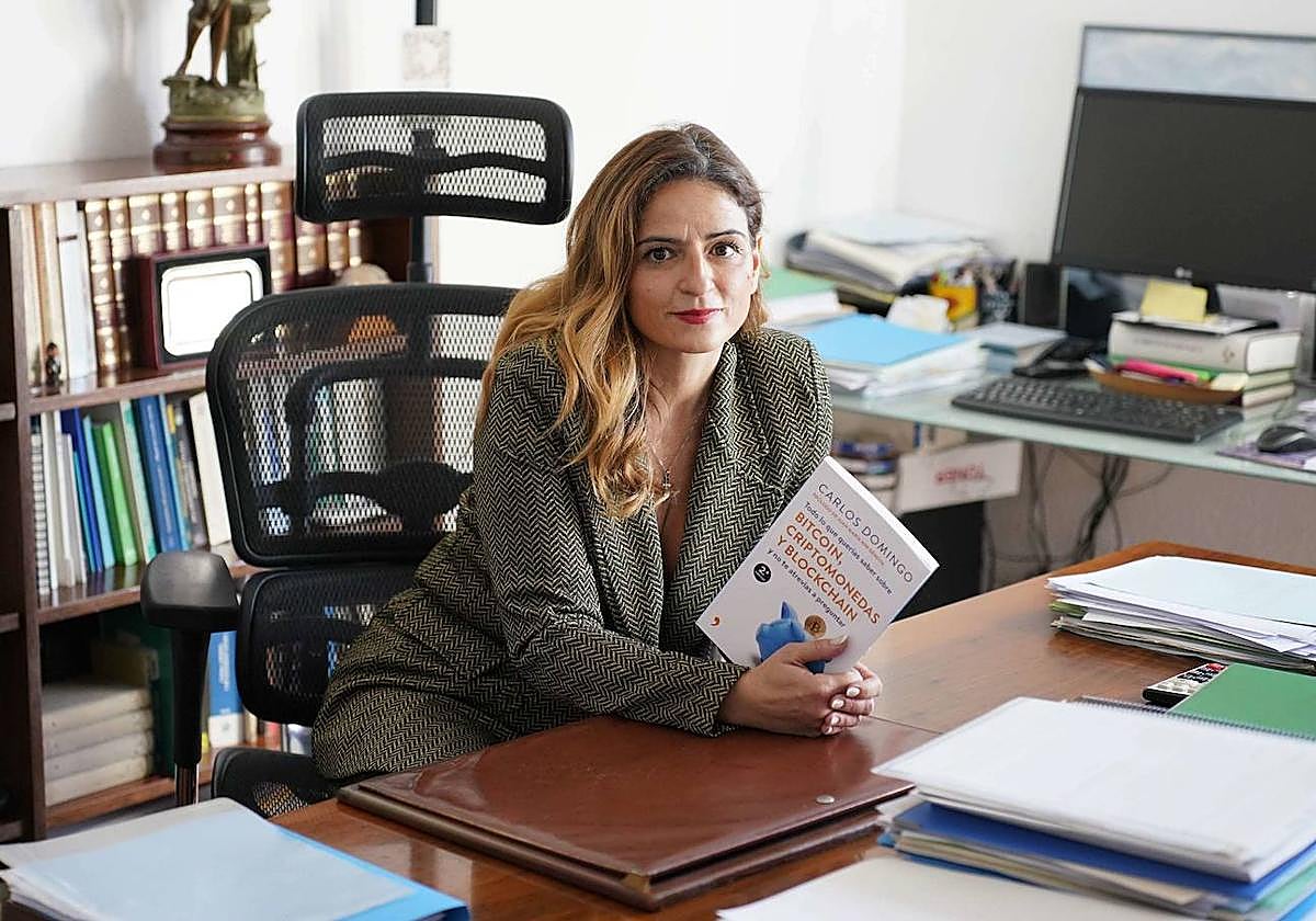 María Montero posa en su despacho.