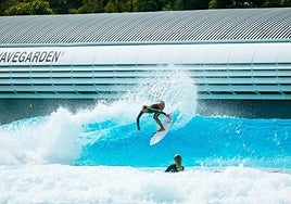 Una surfista toma una ola.