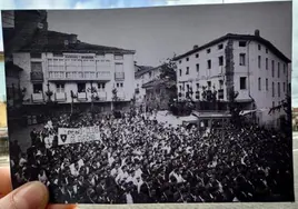 Una misma plaza para conmemorar cien años después la organización del montañismo vasco.