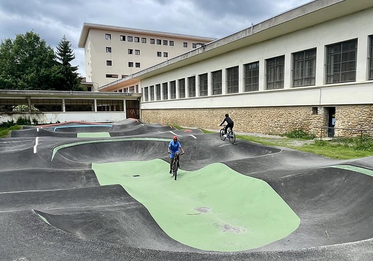 La pista de pump track con curvas, peraltes y zonas onduladas para bicis, skates y patines amplía los espacios lúdicos deportivos.
