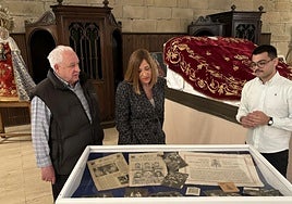 Fernando Jiménez, Cristina Laborda y Santiago Reyes en la vitrina de documentos referentes a la coronación ayer en la parroquia.