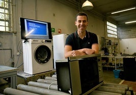 Aitor Bergara junto a los electrodomésticos que reparan en el Ekocenter de Emaús en Arrasate.