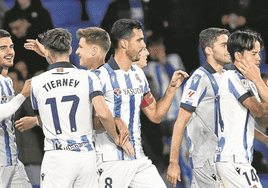 Tierney y Turrientes felicitan a Silva por el gol.