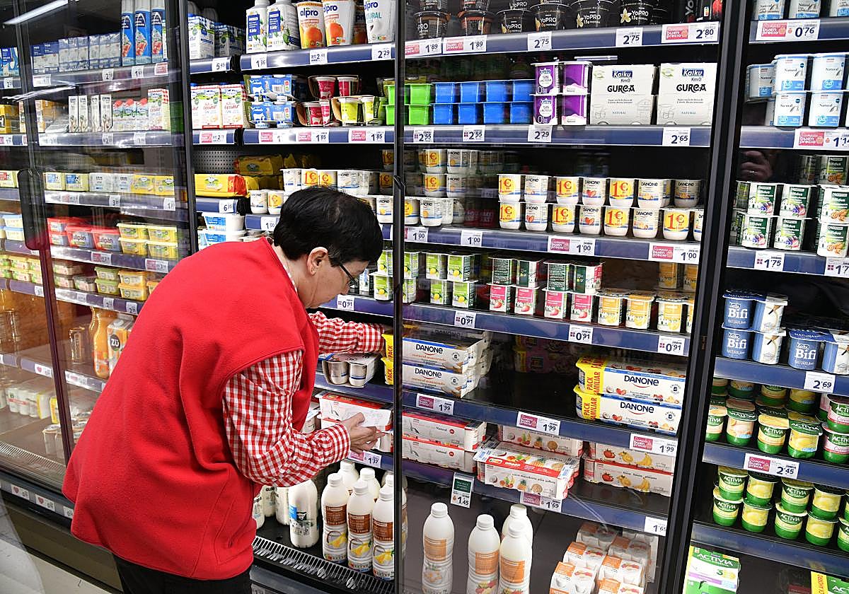 Lácteos de marca blanca y de distribuidor conviven en los lineales de supermercados como el de la imagen en Soraluze
