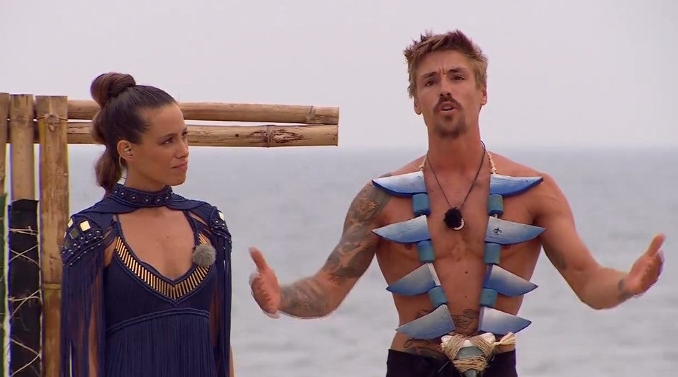 Gorka Ibarguren, junto a Laura Madrueño tras ganar una prueba en Supervivientes.