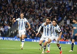 Take Cubo abraza a André Silva ante Merino para celebrar el gol del luso que dio el triunfo.