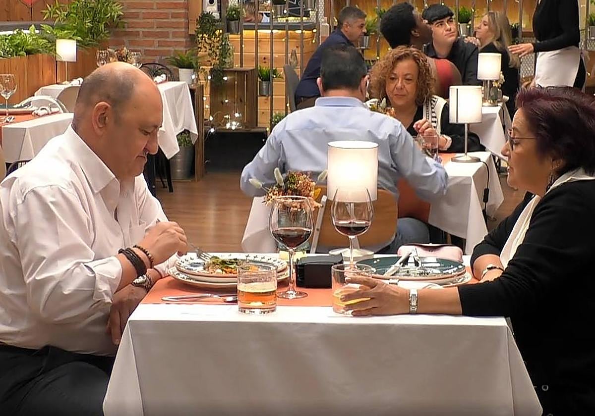 Un momento de la cena de Fernando y Lula en First Dates.