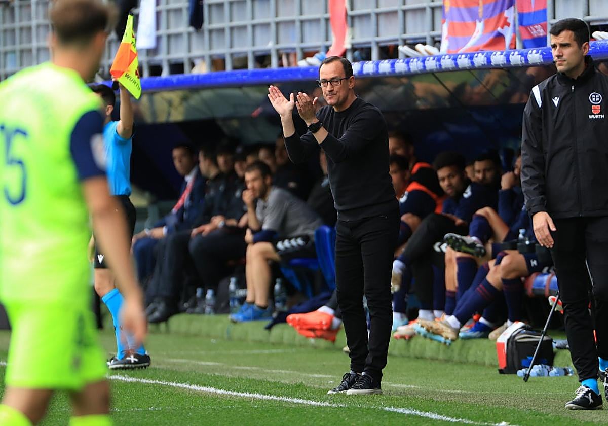 Joseba Etxeberria da órdenes a sus jugadores en el último encuentro en Ipurua, contra el Amorebieta.