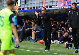 Joseba Etxeberria da órdenes a sus jugadores en el último encuentro en Ipurua, contra el Amorebieta.