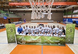Jon Txakartegi, con las jugadoras cadetes del Easo Irulea y del Ordizia, y Elisabeth Ugalde, de DV, en el Antzizar de Beasain.
