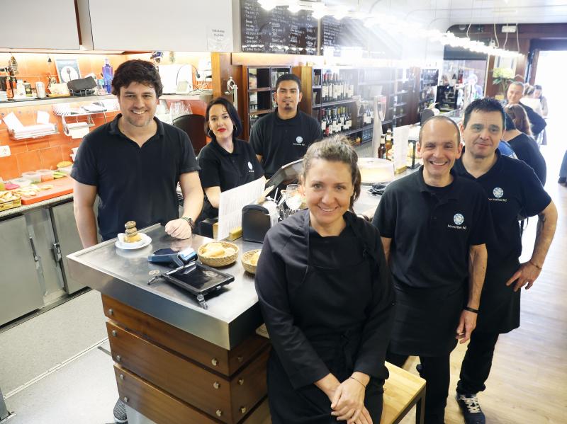 Trabajadores del Martínez posan sonrientes a la cámara.
