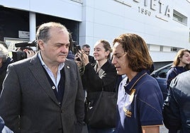 Jokin Aperribay habla con Natalia Arroyo en la salida del autobús con las jugadoras hacia Zaragoza ayer viernes.