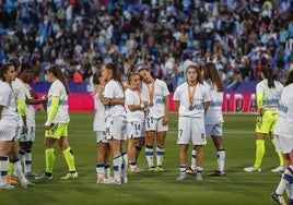 Las jugadoras de la Real, sobre el césped de La Romareda.