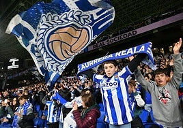La grada realzale en el partido de ida frente al Betis en Anoeta, en el 25 aniversario del asesinato de Aitor Zabaleta.