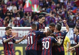 Los jugadores del Eibar hacen piña tras el gol de Stoichkov.