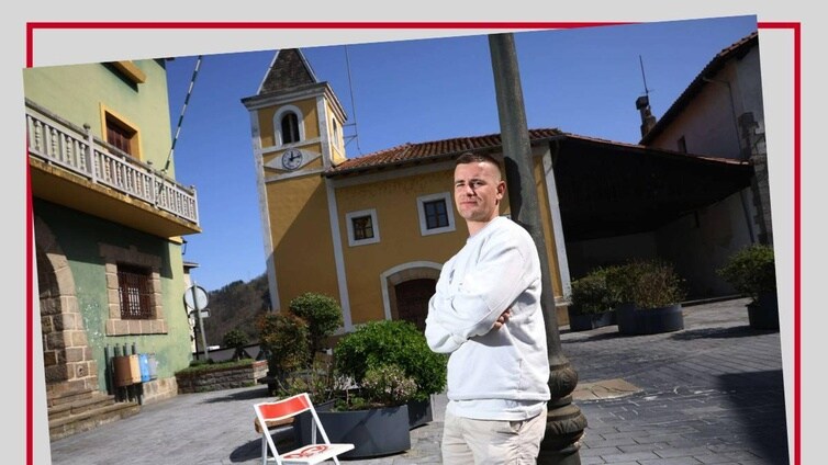 El golfista Xabier Gorospe posa en la plaza junto a la iglesia y el Ayuntamiento de Arama.