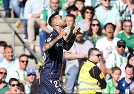 qBrais levanta los dedos índices de sus dos manos festejando el primer gol de la Real.