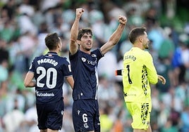 Aritz Elustondo celebra la victoria conseguida en el Villamarín ante Pacheco y Remiro.