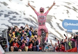 Pogacar centra los objetivos de las cámaras en el momento de llegar victorioso a Livigno.