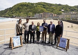 Organizadores y representantes institucionales, ayer en Donostia.