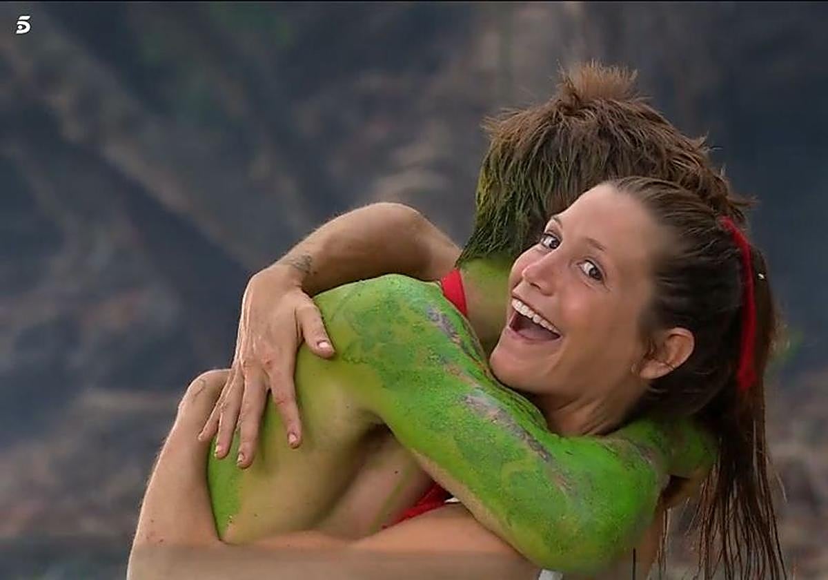 Gorka Ibarguren y Miri se da un abrazo para firmar la paz en Supervivientes.