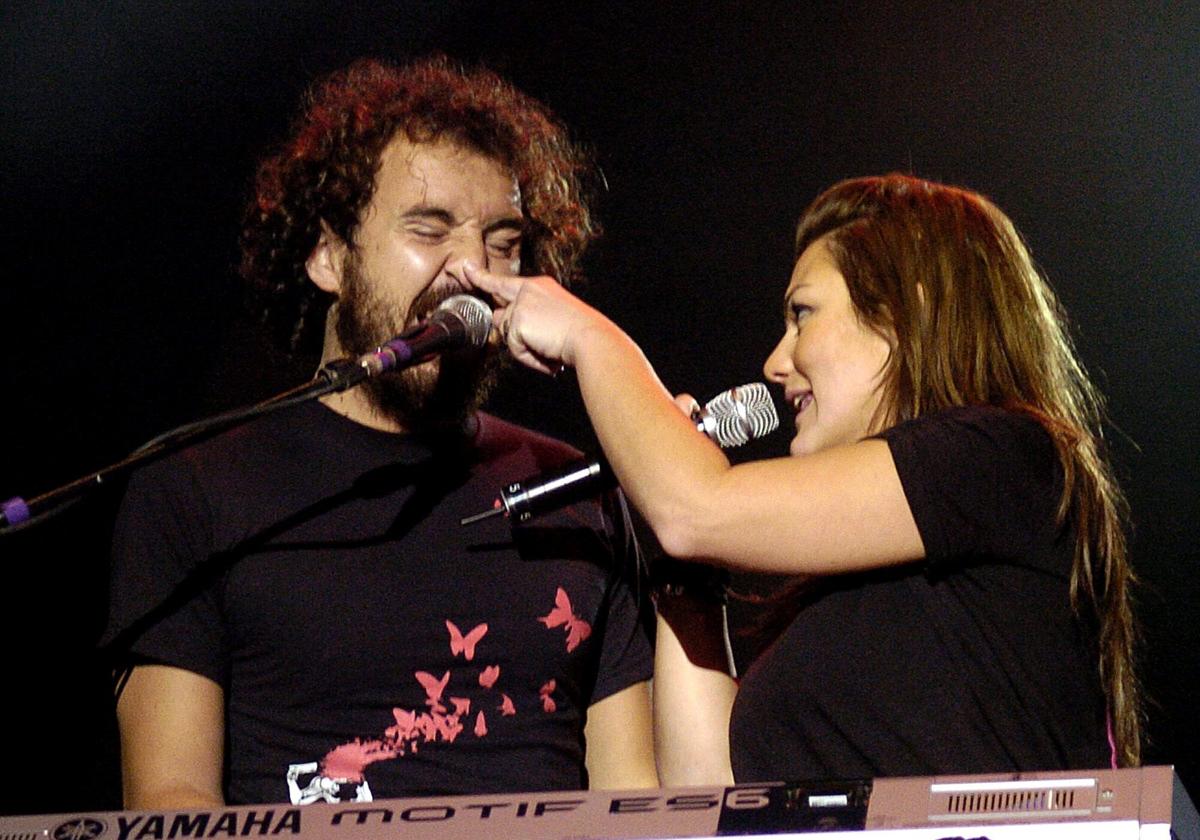 Un gesto de complicidad entre Amaia Montero y Xabi San Martín durante un concierto en octubre de 2016, pocos meses antes de la separación de La Oreja de Van Gogh.