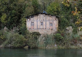 El caserío Astiñene, ubicado en el barrio de Egia, data del siglo XVII y es uno de los pocos edificios anteriores a 1813 que continúan en pie.