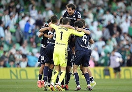 Los jugadores celebran la victoria ante el Betis.