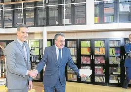 Pedro Sánchez y el jeltzale Aitor Esteban, en la ronda de contactos previa a la investidura del presidente del Gobierno.