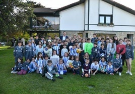 Pequeños txuri-urdin. Álex Remiro atendió a los numerosos aficionados que acudieron al evento en Zarautz.