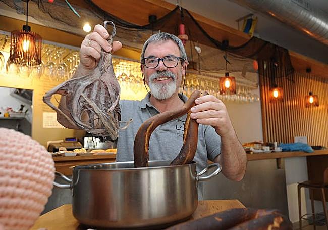 Beñat, con el pulpo y el 'sopako', ingredientes de la sopa.