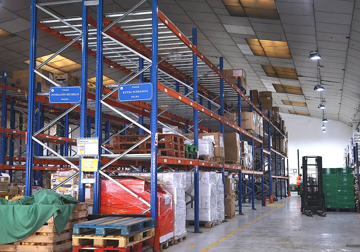 Las baldas del Bando de Alimentos de Gipuzkoas, casi vacías.