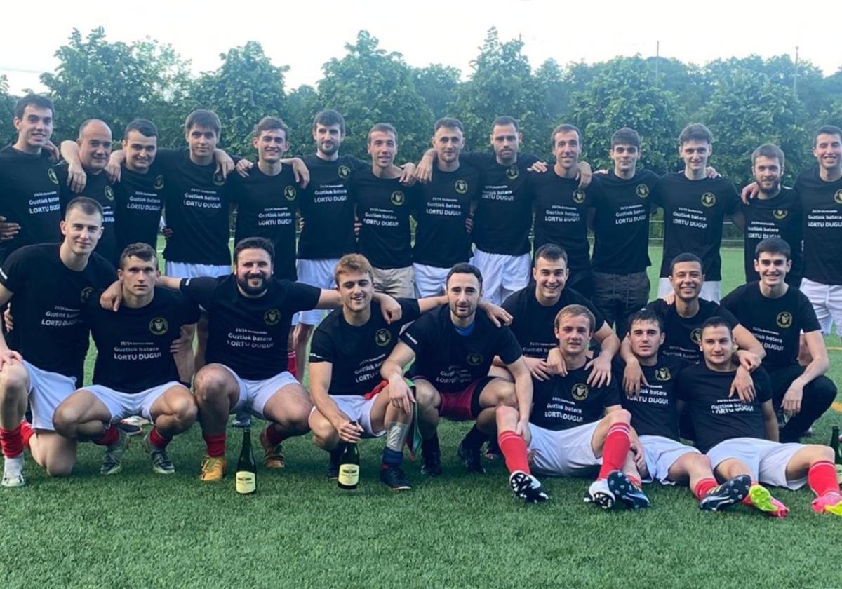 La plantilla sénior celebra con las camisetas preparadas para la ocasión el ascenso de categoría conseguido el fin de semana.