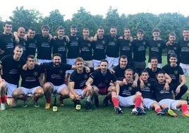 La plantilla sénior celebra con las camisetas preparadas para la ocasión el ascenso de categoría conseguido el fin de semana.