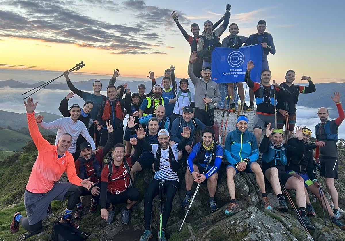 Los valientes que afrontaron la subida al Kalamua, tercera etapa, gozaron con el amanecer desde la cima.