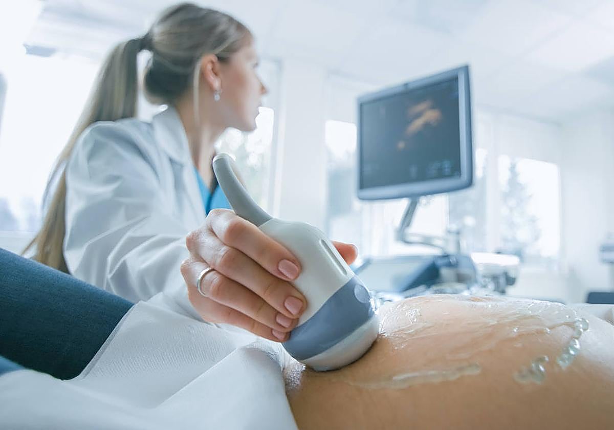 Una mujer embarzada se somete a una ecografía.