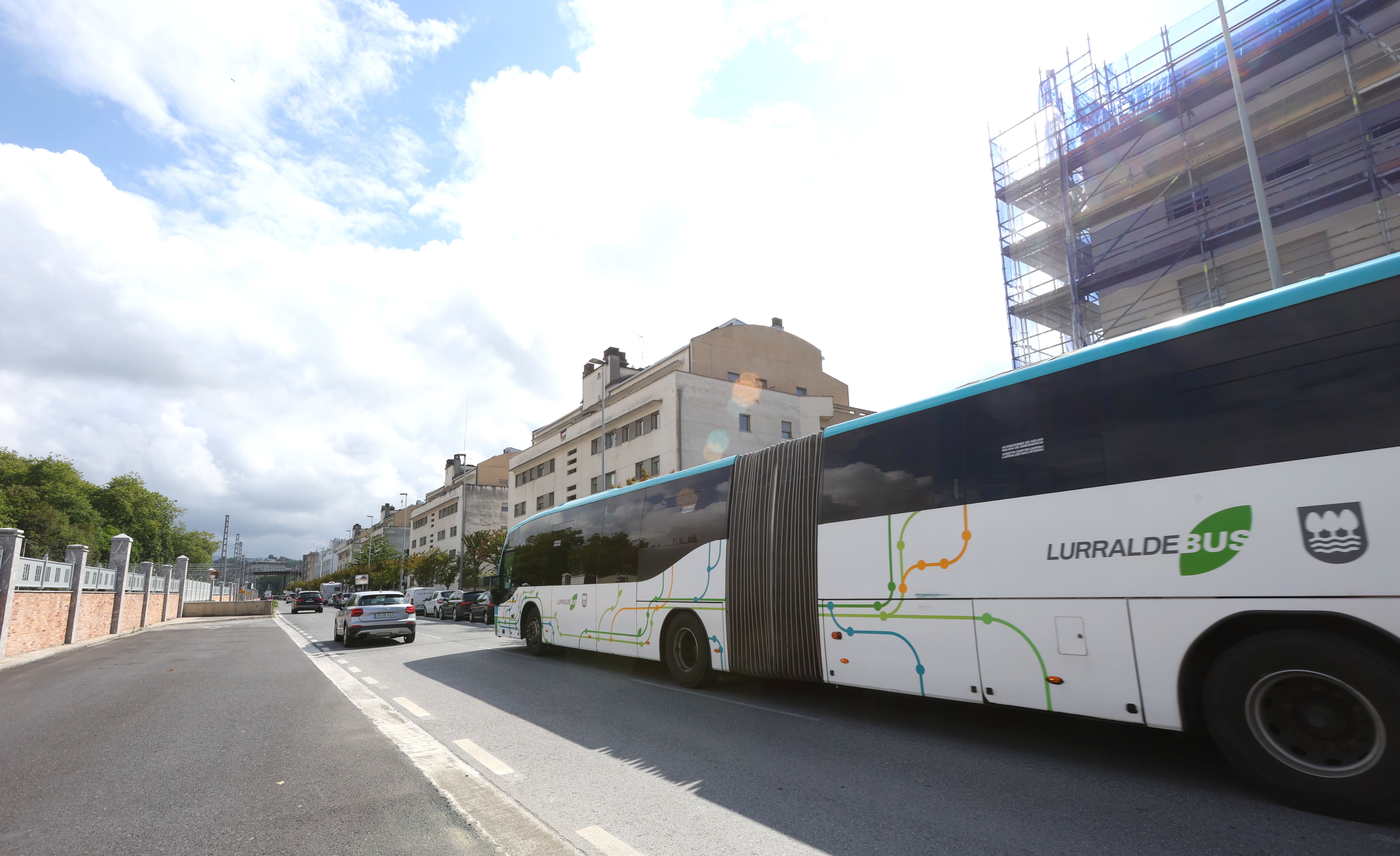 Un autobús de Lurraldebus circulando por Federico García Lorca.