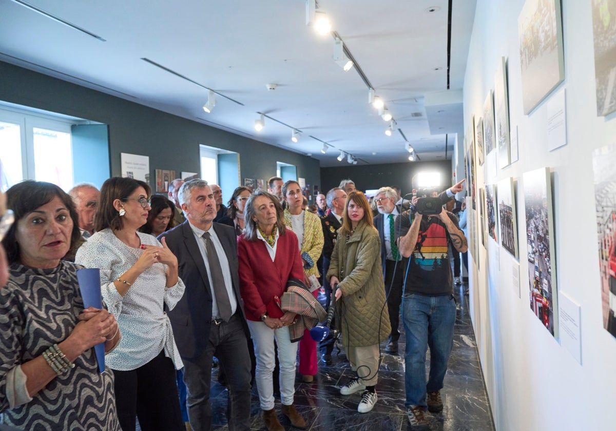 Visita a la exposición sobre el 11-M en el Memorial, tras la presentación de este miércoles a cargo de Florencio Domínguez y Miguel Ángel Oliver. EFE