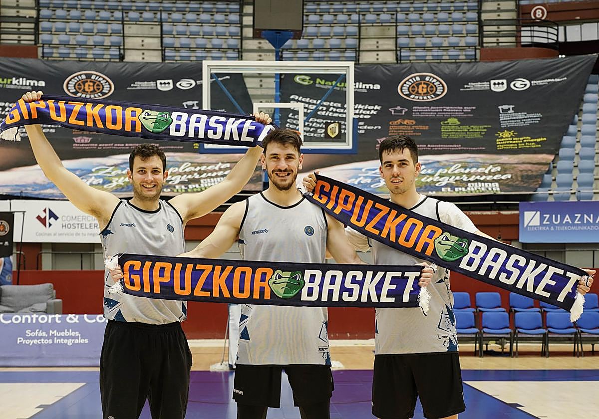 Oroz, Aurrecoechea y Ansorregi, con bufandas en el Angulas Aguinaga.