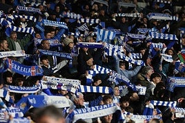 La afición de la Real canta el himno durante un partido disputado en el Reale Arena