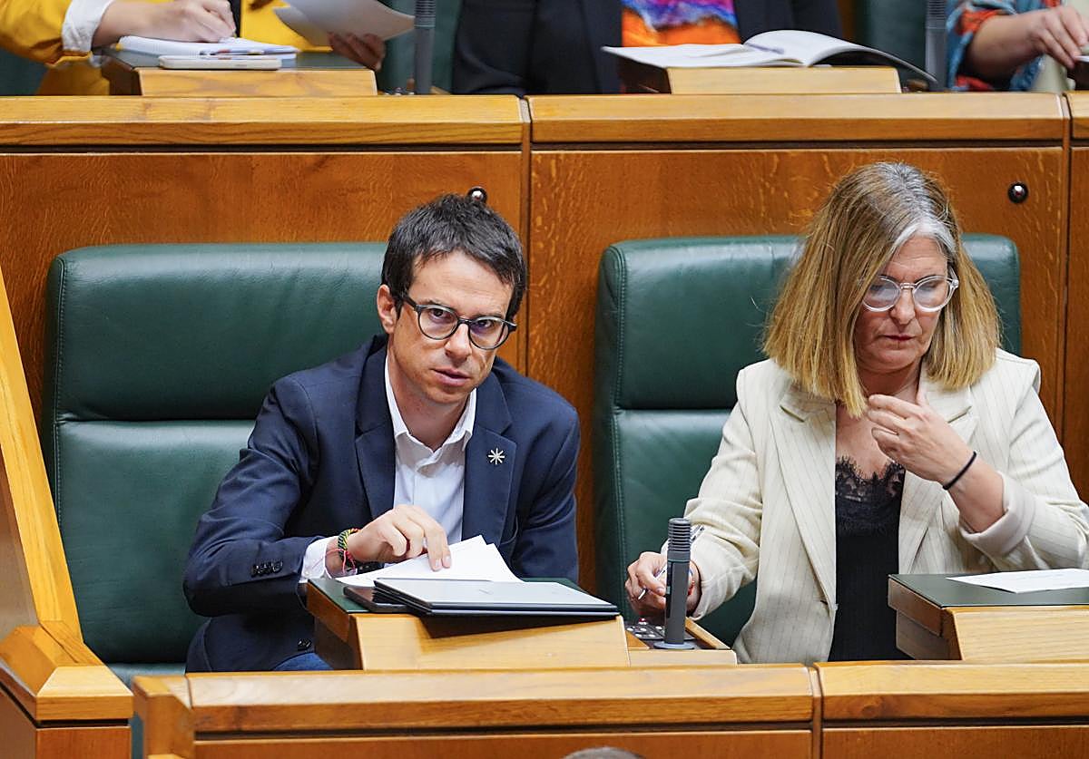 Pello Otxandiano y Nerea Kortajarena en el Pleno de constitución del Parlamento Vasco.