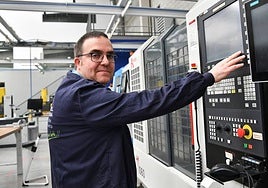 Santos manipula maquinaria en una clase práctica.