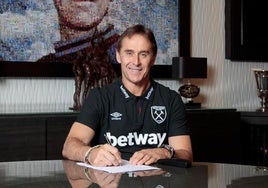 Julen Lopetegui, en la firma de su contrato en los despachos del West Ham.