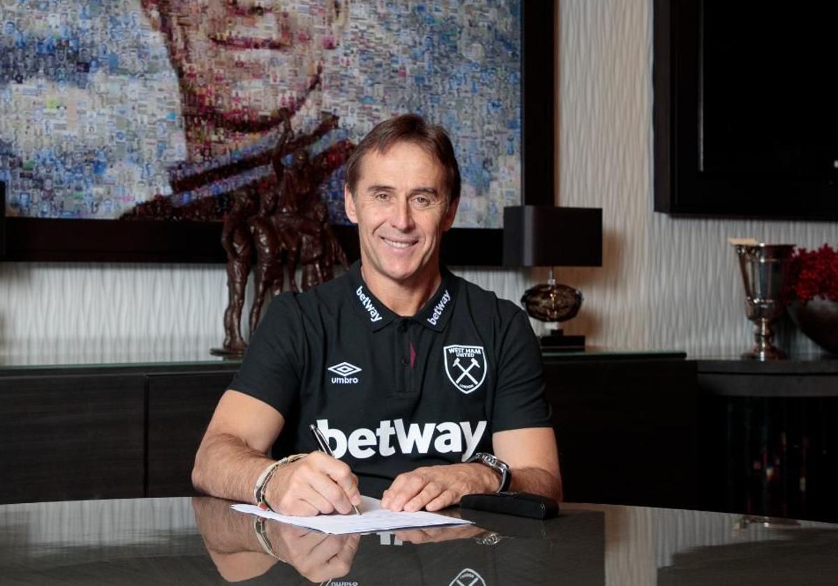 Julen Lopetegui, en la firma de su contrato en los despachos del West Ham.